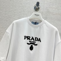 プラダ 刺繍入り インターロック クロップドTシャツ 偽物 ショート 3560AR 103H